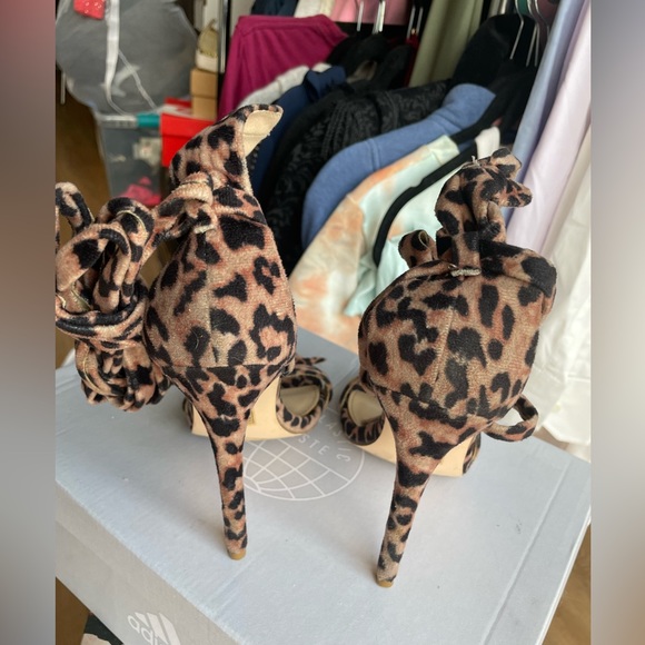Cheetah print strapy heels - Picture 5 of 8